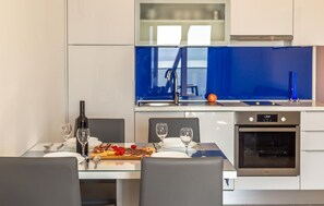 Kühlschrank, Mikrowelle, Herdplatte, Geschirrspüler