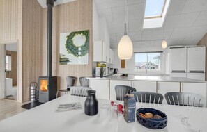 Réfrigérateur, four à micro-ondes, surface de cuisson, lave-vaisselle