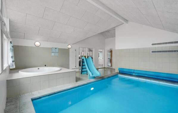 Piscine intérieure