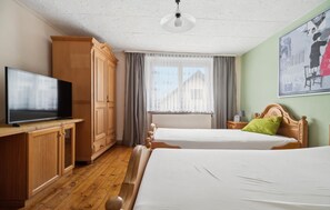 2 Schlafzimmer, Reisekinderbett