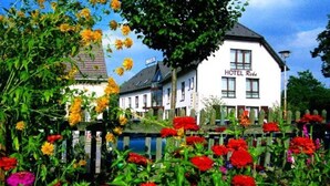 A hotel with a white facade and a sign that reads "HOTEL Rike." - Single room - Hotel Reke (Hotel-Admin) (Plau am See)
