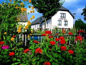 Unclassified image, 3 of 6, button