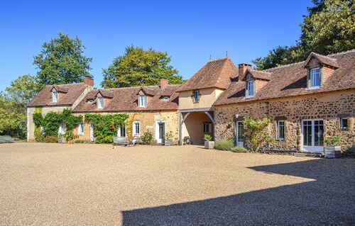 Beautiful home in Domfront en Champagne