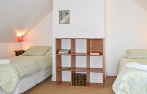 2 bedrooms, travel crib, free WiFi, bed sheets - Beautiful home in Domfront en Champagne (Domfront en Champagne)