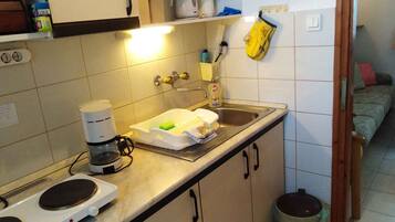 KĂŒhlschrank, Mikrowelle, Herdplatte, Toaster