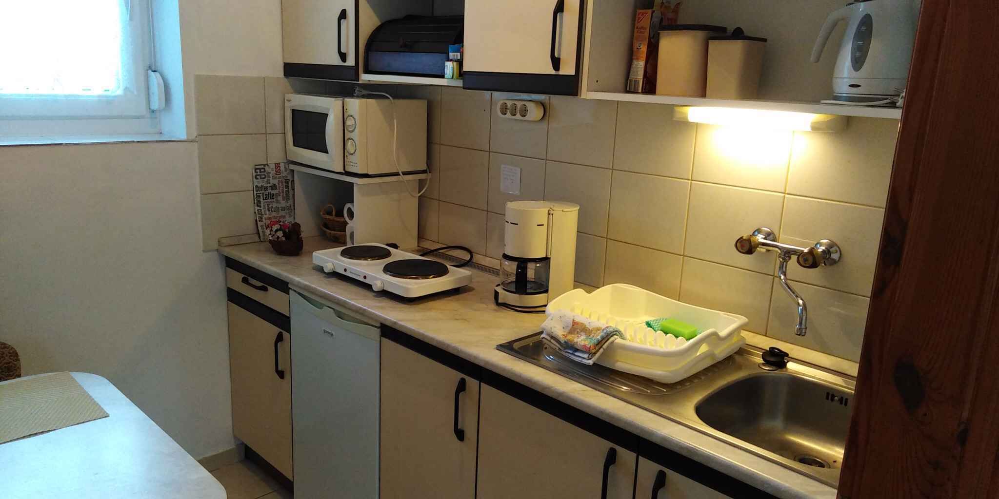 Frigorífico, microondas, placa de cocina y cafetera o tetera