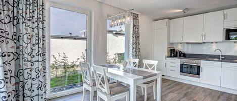 Réfrigérateur, four à micro-ondes, un four, lave-vaisselle