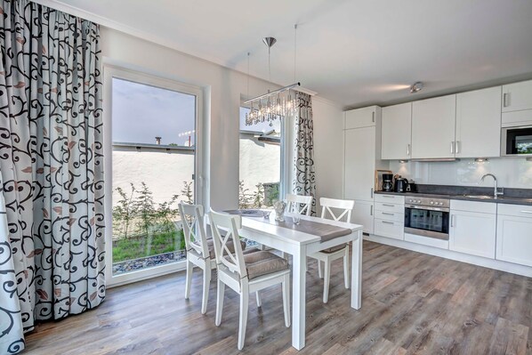 Kühlschrank, Mikrowelle, Ofen, Geschirrspüler