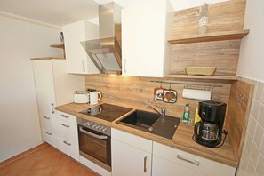 Kühlschrank, Ofen, Geschirrspüler, Wasserkocher mit Kaffee-/Teezubehör