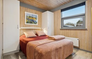 4 bedrooms, travel crib, free WiFi