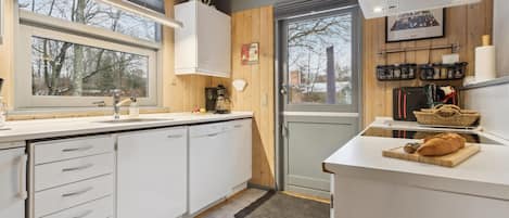 Frigorífico, placa de cocina, lavavajillas y cafetera o tetera