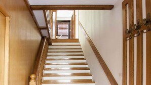 Un escalier en bois avec des marches blanches menant à un palier.