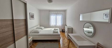 3 عدّة غرف نوم وخدمة الإنترنت