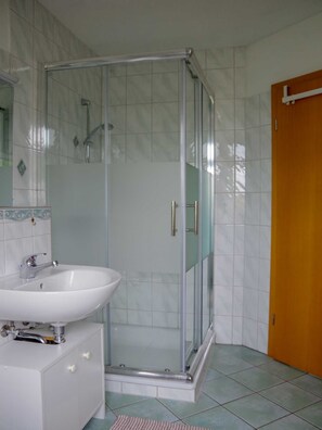 Shower, towels - Holiday house Günter - Holiday home Günter (Gager)