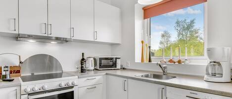 Køleskab, kogeplade, opvaskemaskine, kaffe-/temaskine