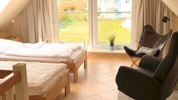 2 Schlafzimmer, Reisekinderbett