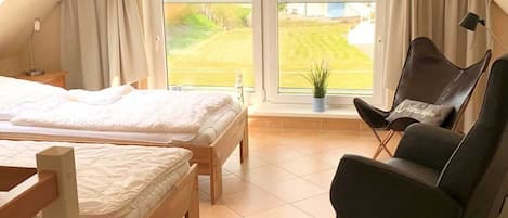 2 Schlafzimmer, Reisekinderbett