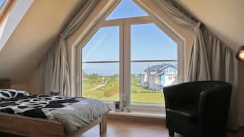 2 bedrooms, travel crib