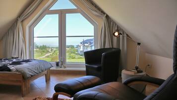 2 bedrooms, travel crib