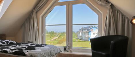 2 bedrooms, travel crib