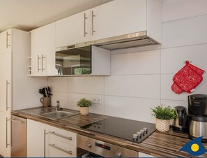 Mikrowelle, Ofen, Geschirrspüler, Wasserkocher mit Kaffee-/Teezubehör