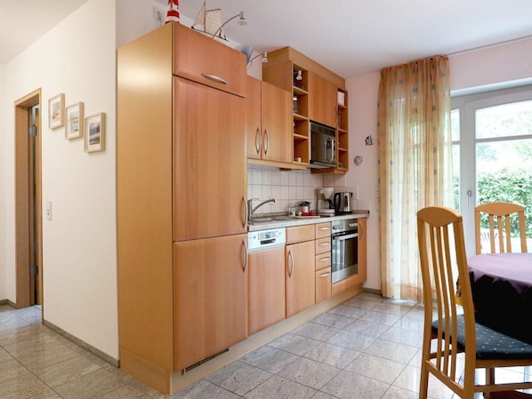 Kühlschrank, Mikrowelle, Ofen, Geschirrspüler