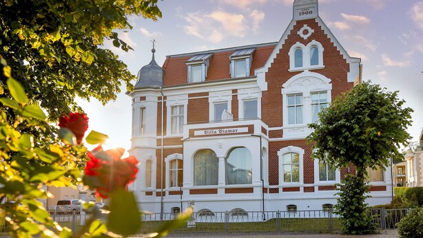 Villa Biamar, un bâtiment historique doté d’un imposant clocher et de fenêtres en arc de cercle.