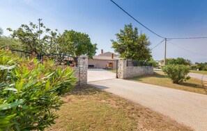 Property grounds - Amazing home in Sv.Kirin with sauna (Sv.Kirin)