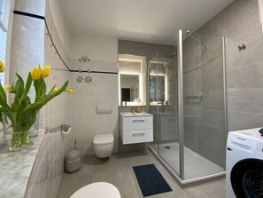 Shower, hair dryer - Residence Bellevue Fewo 38 - Fewo.cc Herrmann - Whg.38, 2 rooms, Zinnowitz (Zinnowitz)