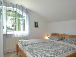 2 Schlafzimmer, Bügeleisen/Bügelbrett, Reisekinderbett, Bettwäsche