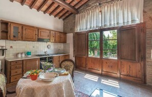 Réfrigérateur, batterie de cuisine, vaisselle et ustensiles