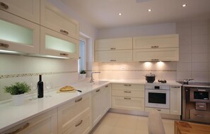 Fridge, microwave, stovetop, dishwasher - Beautiful home in Vinjani Donji (Vinjani Donji)