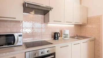 KylskÄp, mikrovÄgsugn, ugn och spishÀll