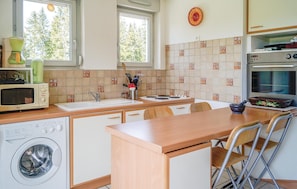 Réfrigérateur, micro-ondes, plaque de cuisson, lave-vaisselle