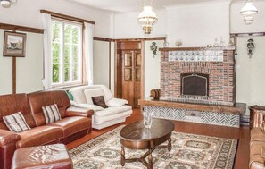 Cheminée, lecteur de DVD, table de tennis de table, chaîne hi-fi