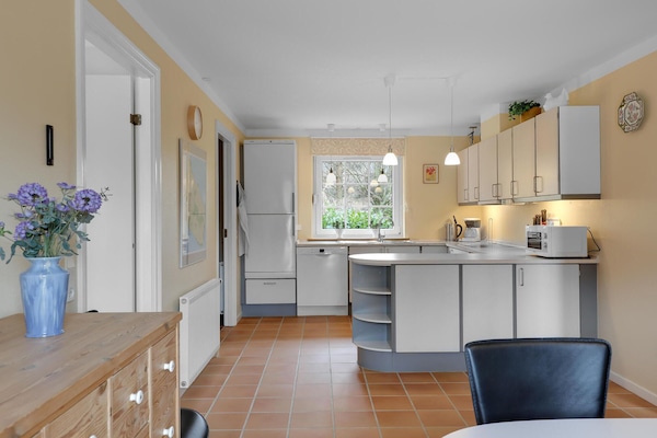 ثلاجة، موقد طهي مسطح، غسالة أطباق، ماكينة لصنع القهوة/الشاي