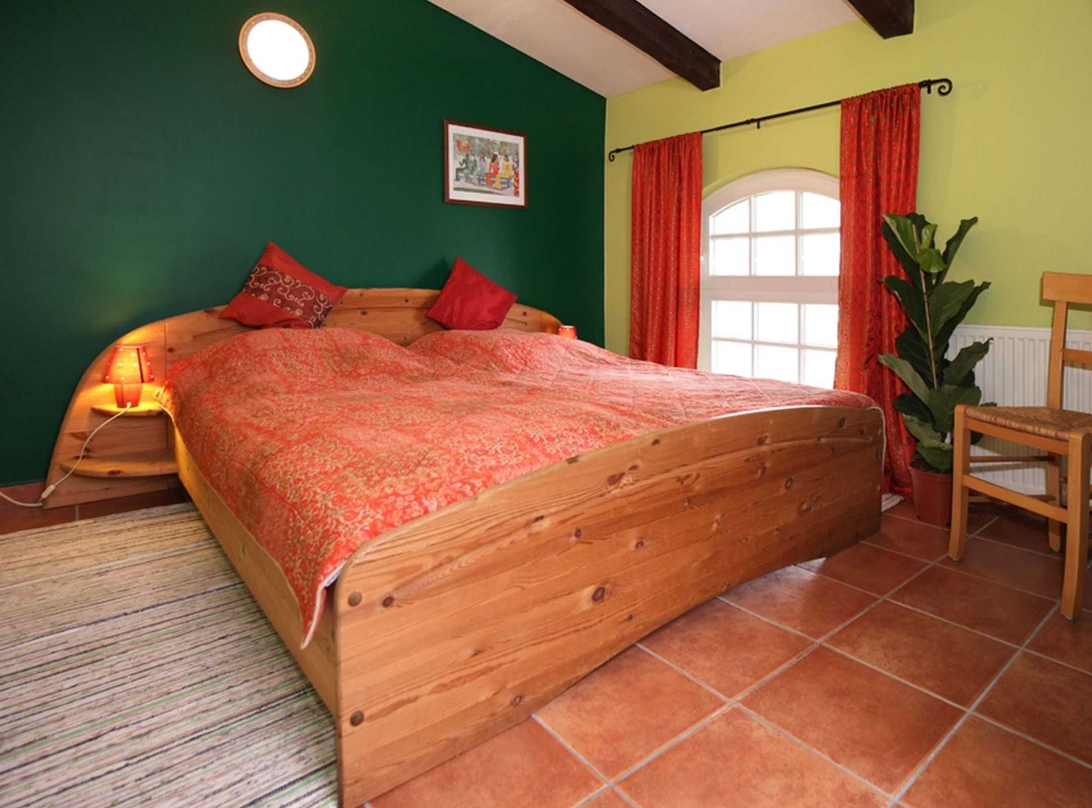 2 bedrooms, travel cot, WiFi, bed sheets