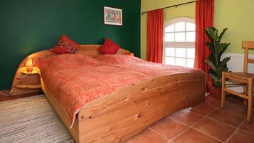 2 bedrooms, travel cot, WiFi, bed sheets