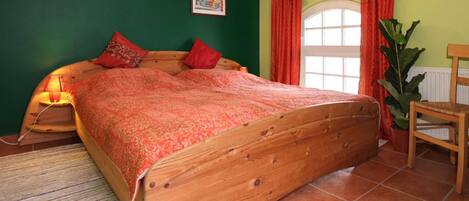 2 bedrooms, travel cot, WiFi, bed sheets