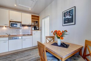 Køleskab, mikrobølgeovn, opvaskemaskine, kaffe-/temaskine