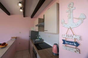 Fridge, oven, stovetop, cookware/dishes/utensils