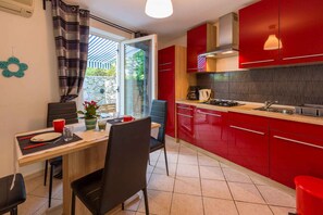 Réfrigérateur, plaque de cuisson, cafetière/bouilloire, grille-pain