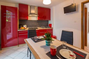 Fridge, stovetop, toaster, cookware/dishes/utensils