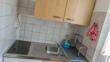 KĂŒhlschrank, Wasserkocher mit Kaffee-/Teezubehör, Wasserkocher, Toaster