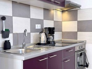 Fridge, oven, stovetop, coffee/tea maker