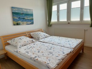 2 Schlafzimmer, Schreibtisch, Bügeleisen/Bügelbrett, Reisekinderbett