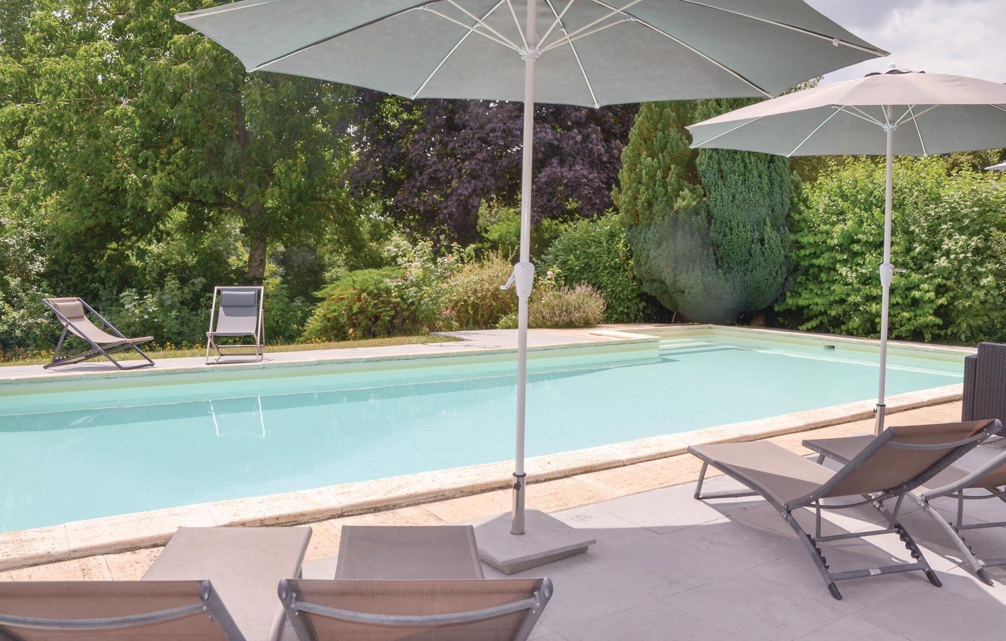 Una piscina al aire libre, una piscina climatizada