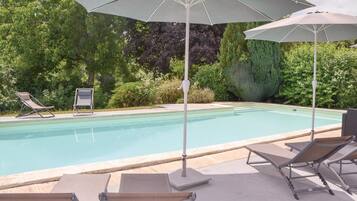 Piscina all'aperto, una piscina riscaldata, lettini