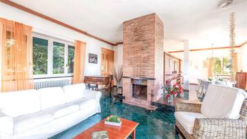 Caminetto, tavolo da calcetto, tavolo da ping pong