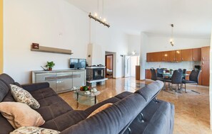 TV, fireplace, ping pong - Stunning home in Betiga (Betiga)